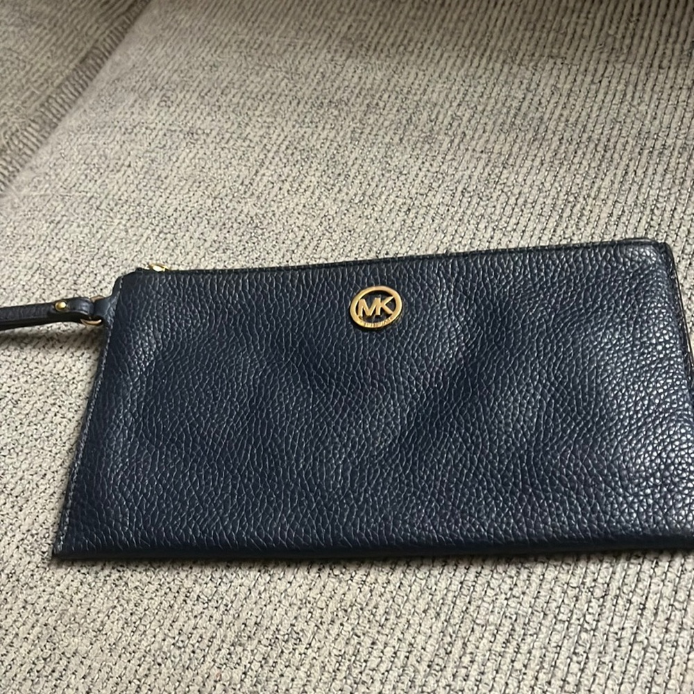 MICHAEL KORS ZIP PEBBLE LEATHER WRIST BAG